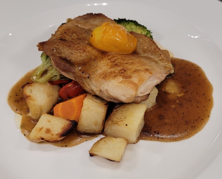 <h6 class='prettyPhoto-title'>Pan-Roasted Chicken with Light Pepper Sauce and Roasted Herb Potatoes</h6>