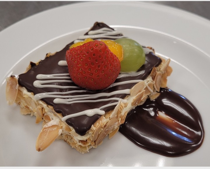 <h6 class='prettyPhoto-title'>Mango Mille Feuille with Chocolate Sauce</h6>