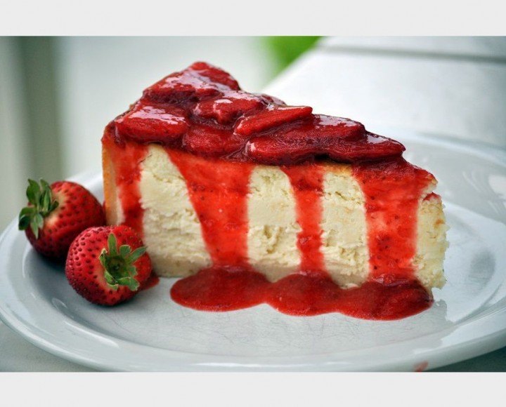 <h6 class='prettyPhoto-title'>Ice Cream Cake With Strawberry Sauce</h6>