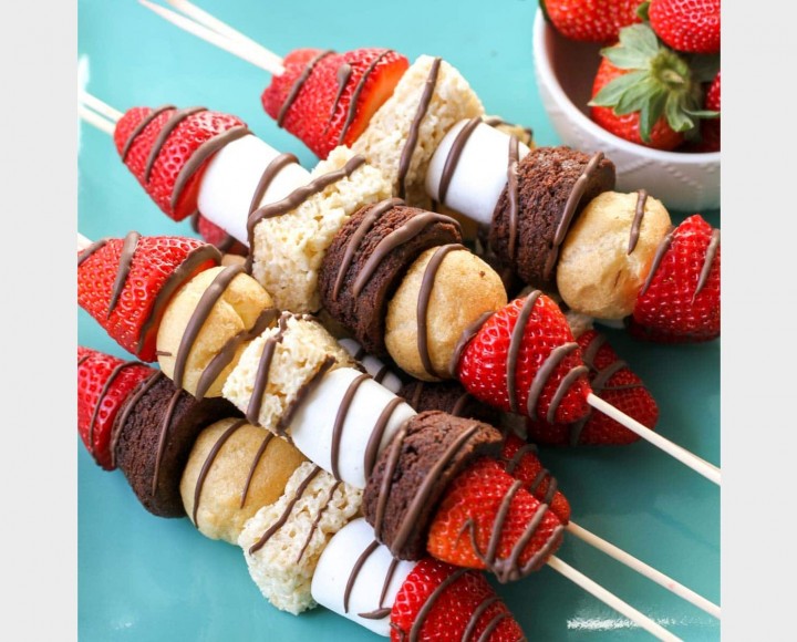 <h6 class='prettyPhoto-title'>Chocolate Profiteroles with Fruits Kebabs</h6>