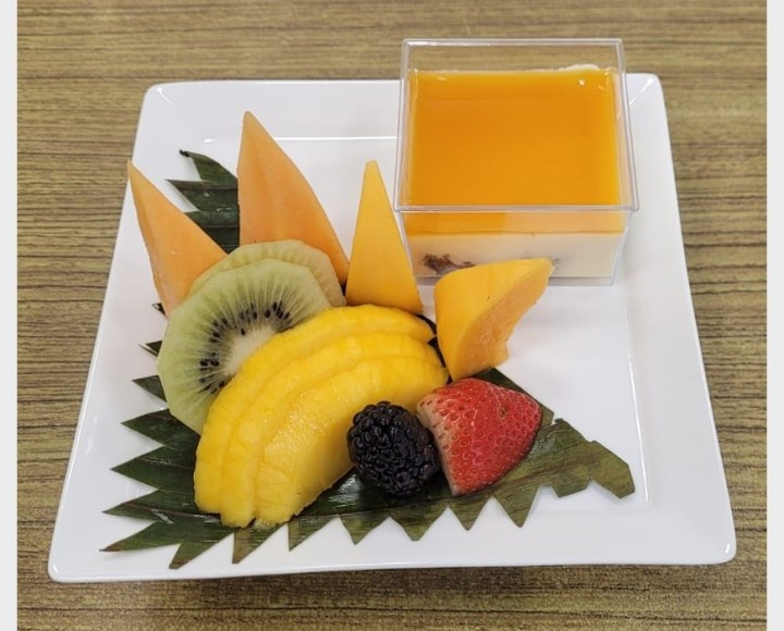 <h6 class='prettyPhoto-title'>Fruit Plate with Passionfruit Cheesecake</h6>