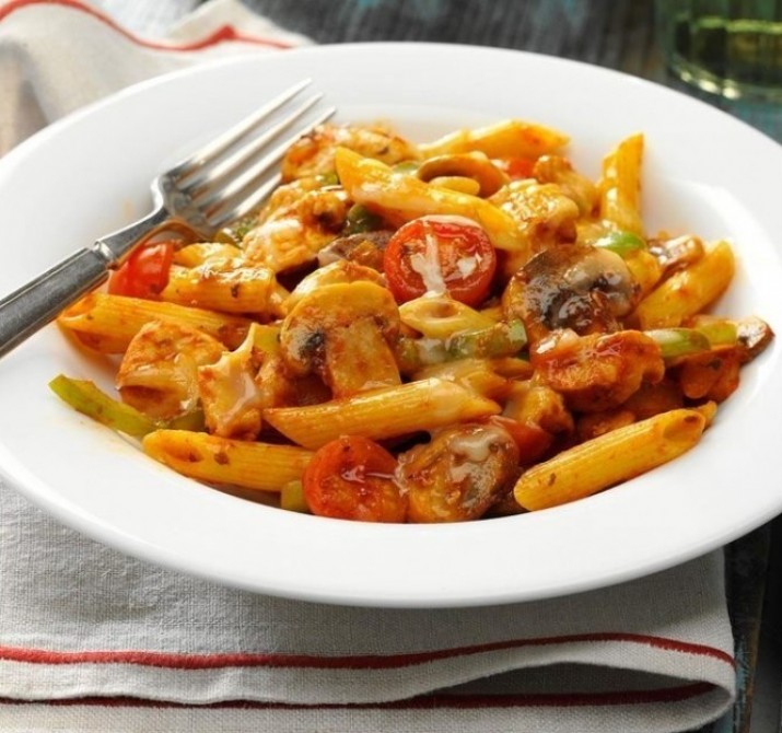 <h6 class='prettyPhoto-title'>Penne Pasta with Chicken, Ham and Tomato Sauce</h6>