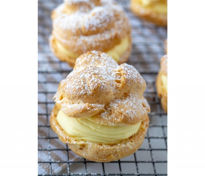 <h6 class='prettyPhoto-title'>Cream Puff with Passion Fruits</h6>