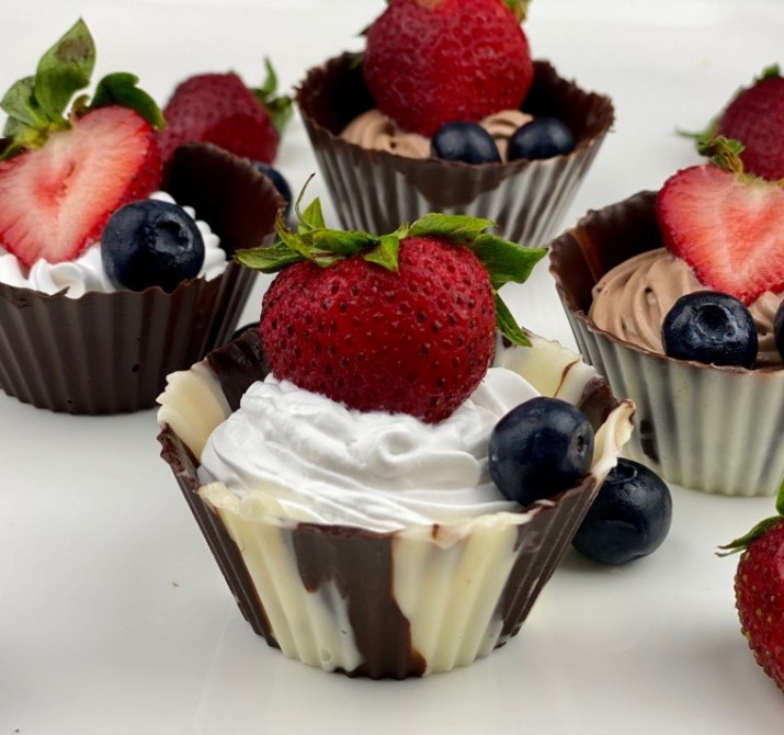 <h6 class='prettyPhoto-title'>Black & White Mousse in Choco Cup</h6>