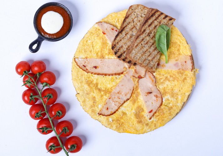 <h6 class='prettyPhoto-title'>Omelet with Turkey</h6>