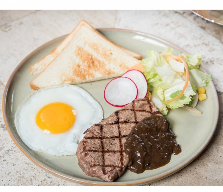 <h6 class='prettyPhoto-title'>Bò nướng trứng chiên / USA Steak et oeuf</h6>