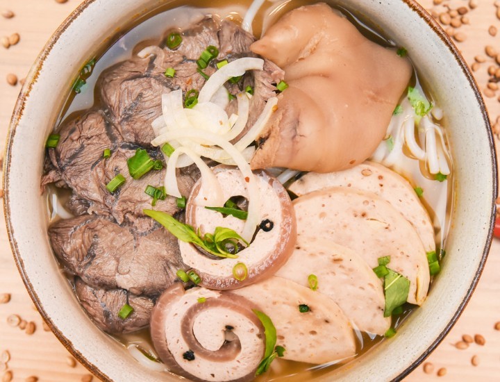 <h6 class='prettyPhoto-title'>Bún Bò Huế/ Huế style beef noodle</h6>
