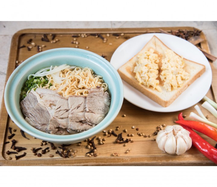 <h6 class='prettyPhoto-title'>Mì gói bò/ Beef Brisket with Instant Noodle Soup</h6>
