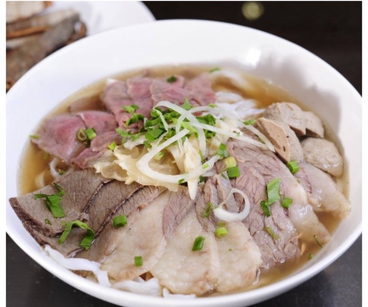 <h6 class='prettyPhoto-title'>Phở Thập  Cẩm/ Combination all kinds of beef Phở</h6>