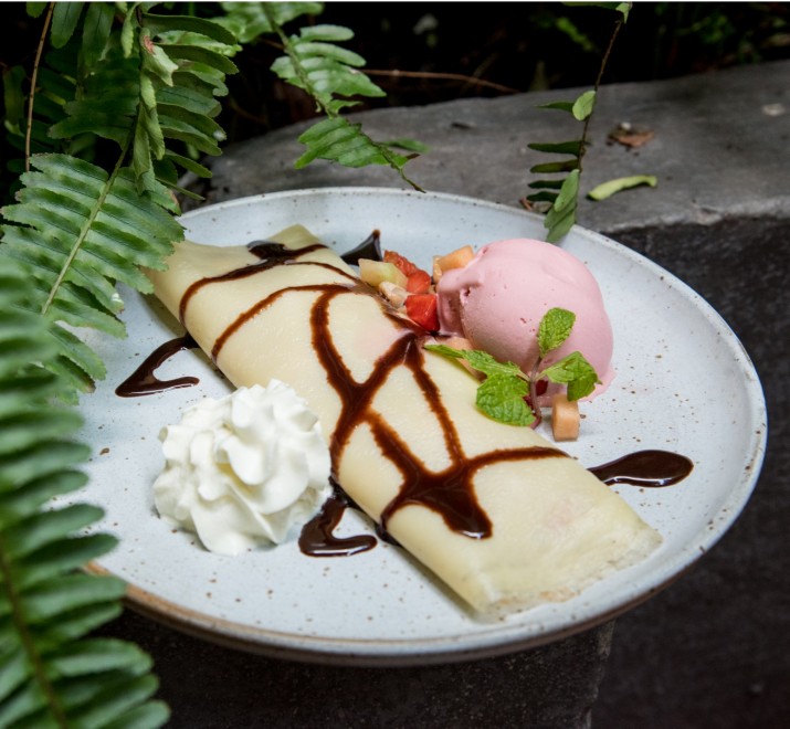 <h6 class='prettyPhoto-title'>Crepe roll with ice cream- Bánh Trứng cuộn kem</h6>
