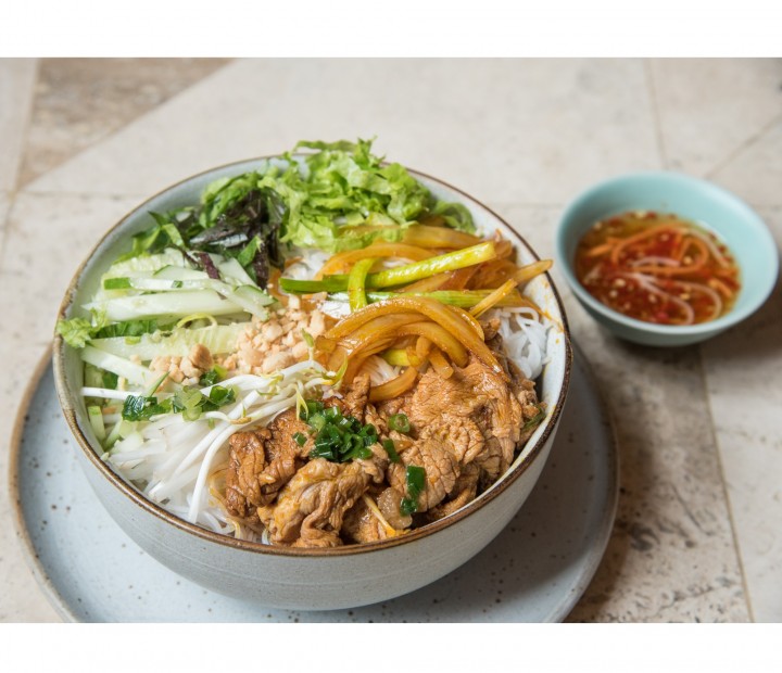 <h6 class='prettyPhoto-title'>Bún thịt bò xào/ Fresh noodle with sauteed beef</h6>