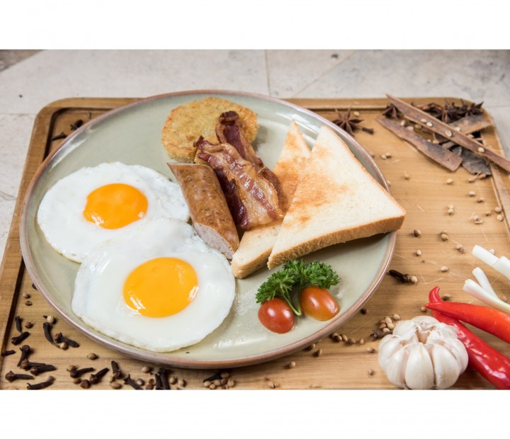 <h6 class='prettyPhoto-title'>Trứng chiên xúc xích và heo xông khói / Amerikanisches Frühstück</h6>