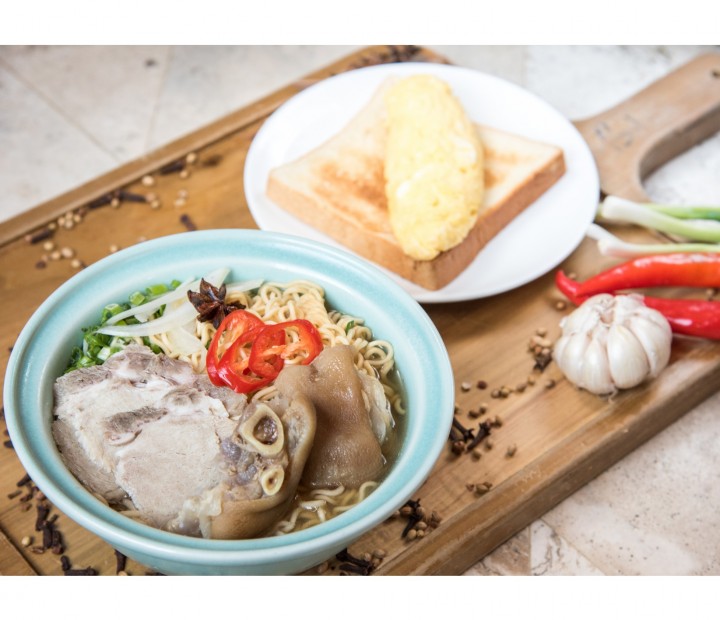 <h6 class='prettyPhoto-title'>Mì gói giò heo/ Instant Noodle with Pork knuckle</h6>