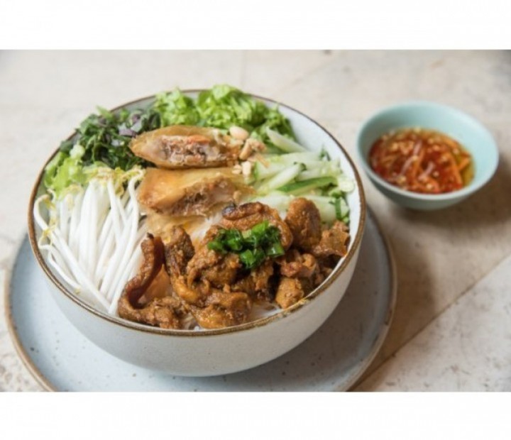 <h6 class='prettyPhoto-title'>Bún thịt nướng nem cua/ Fresh rice noodle with grilled pork</h6>