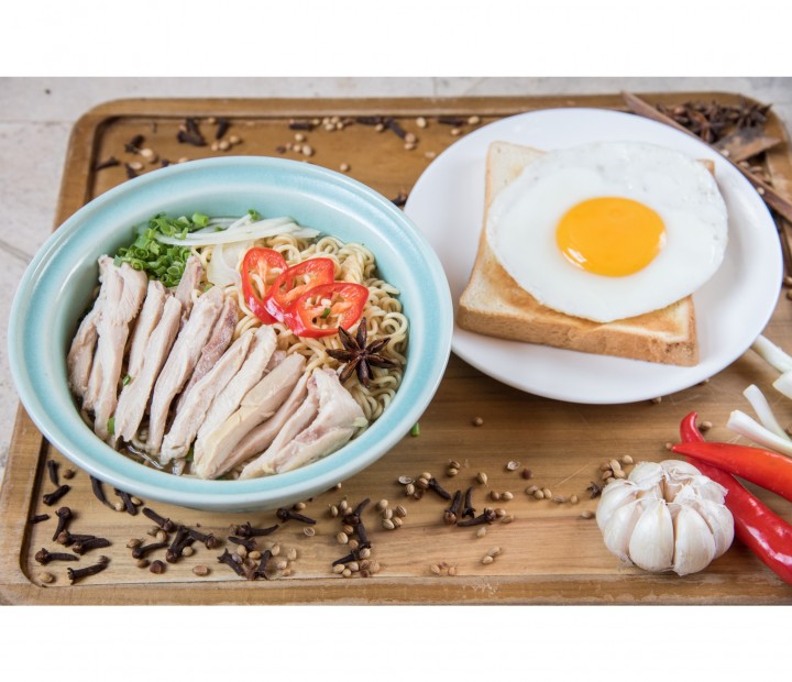 <h6 class='prettyPhoto-title'>Mì gói gà xé/ Instant Noodle with chicken</h6>