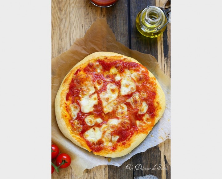 <h3 class='prettyPhoto-title'>Marguerita</h3><br/>Tomato sauce, mozzarella, olive oil, basil