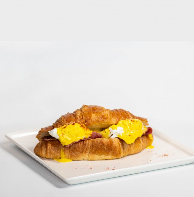 <h6 class='prettyPhoto-title'>Egg Benedict Croissant</h6>