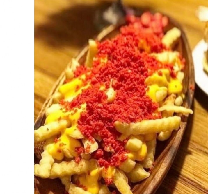 <h6 class='prettyPhoto-title'>Cheesy fries with cheetos</h6>