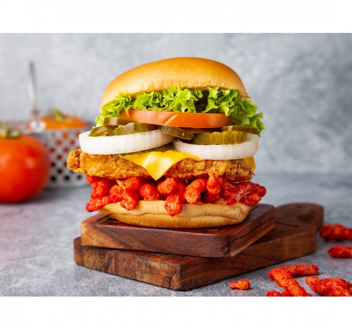 <h6 class='prettyPhoto-title'>Crispy Chicken burger with cheetos</h6>