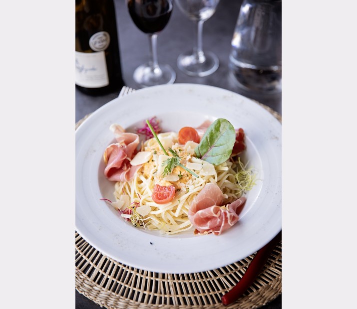 <h6 class='prettyPhoto-title'>Linguine with country ham</h6>