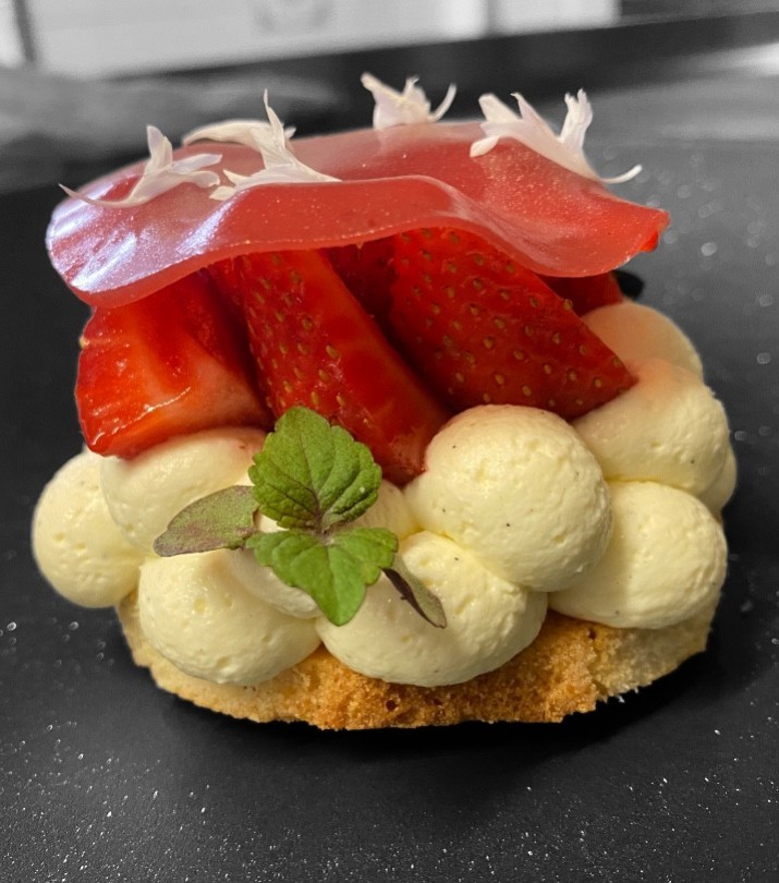 <h6 class='prettyPhoto-title'>Cloud with organic strawberries from Réville</h6>