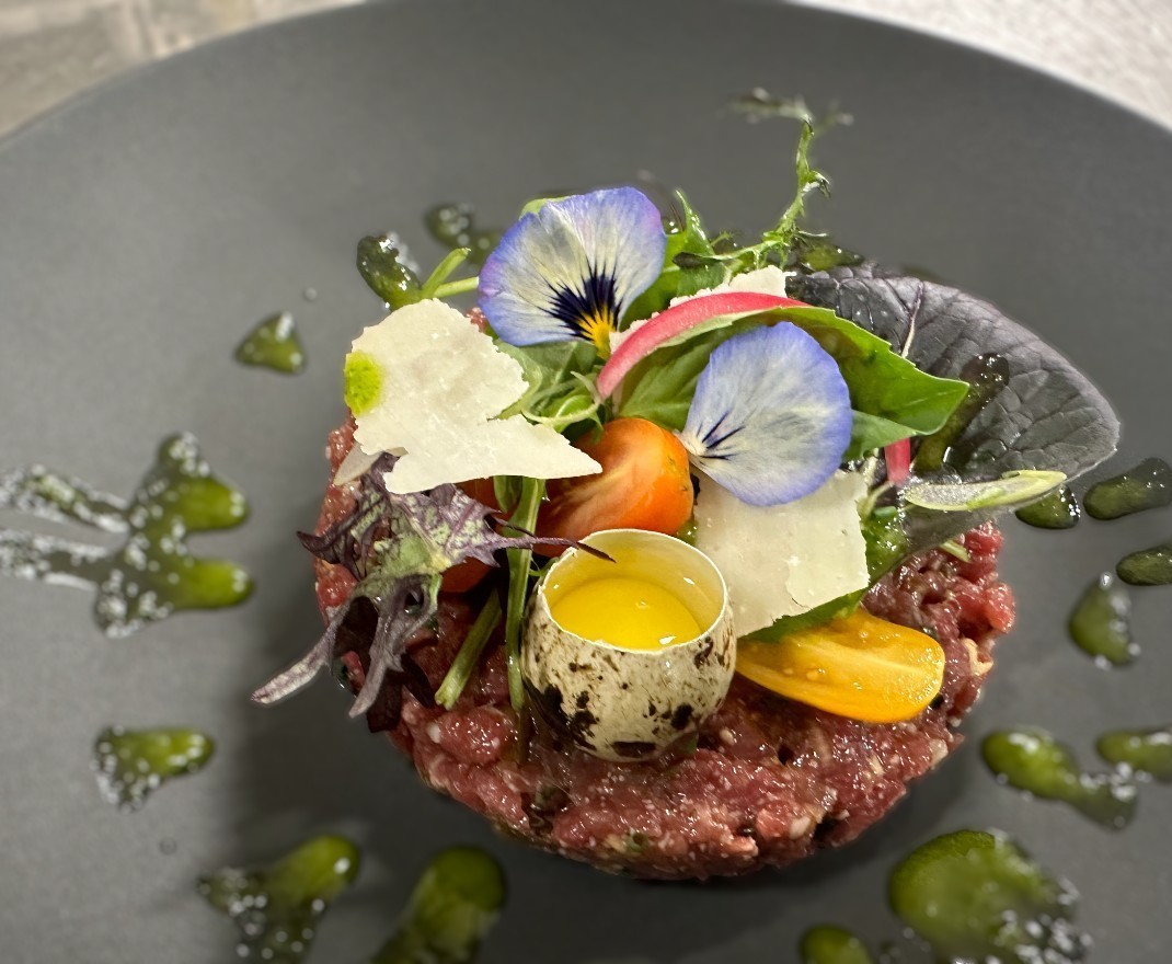 <h6 class='prettyPhoto-title'>Italian-style duck tartare smoked in front of you</h6>