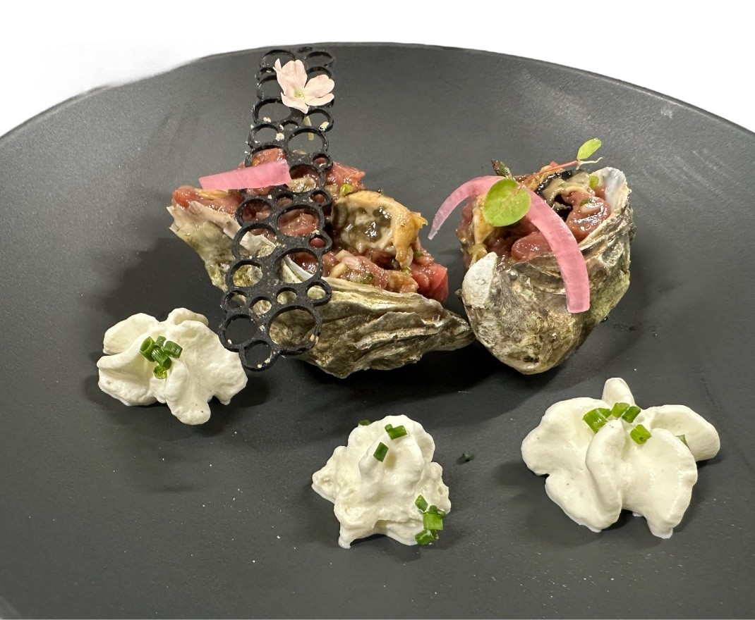 <h6 class='prettyPhoto-title'>Beef tartare and snacked oysters, Thai vinaigrette, oyster foam</h6>