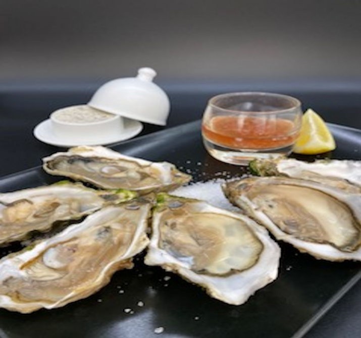 <h3 class='prettyPhoto-title'>6 fine raw oysters from Saint-Vaast-la-Hougue (n ° 3)</h3><br/>Selected by Mr. Hélie accompanied by its aerial butter with seaweed and fleur de sel