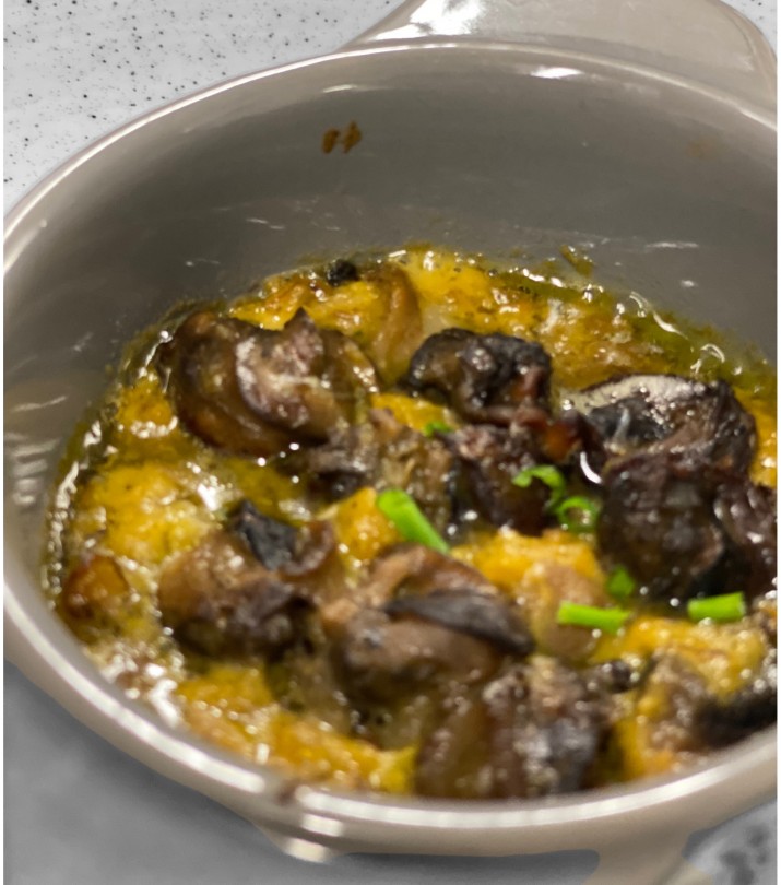 <h6 class='prettyPhoto-title'>Snail casserole from the Fermanville p'tits gris farm with mushrooms and butternuts</h6>