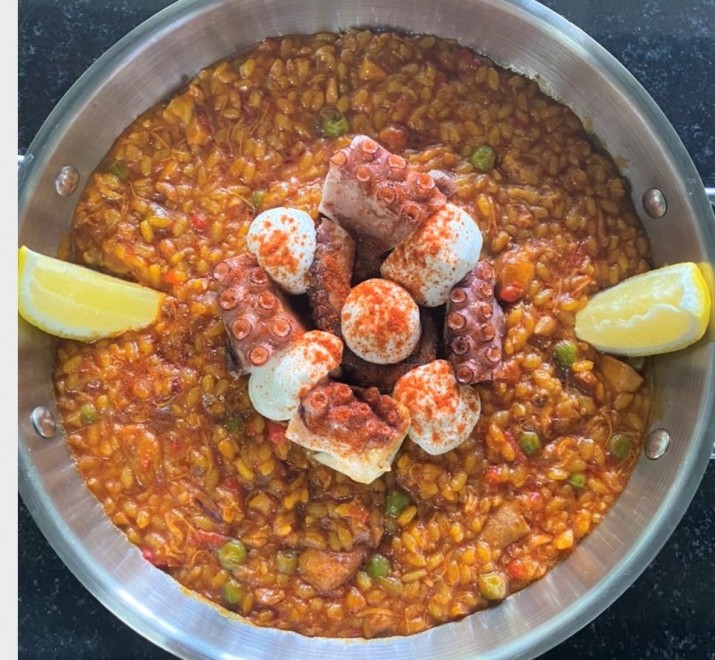<h6 class='prettyPhoto-title'>Paella with Spanish Octopus (Take time cooking 30 minutes)</h6>