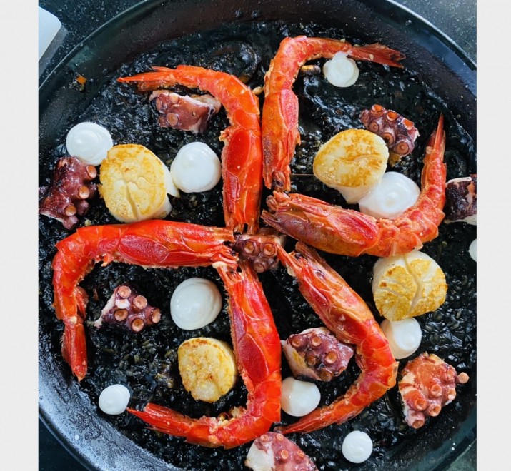 <h6 class='prettyPhoto-title'>Paella Black ink/ Seafoods</h6>