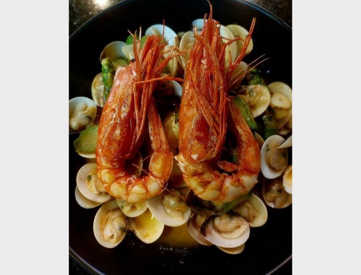 <h6 class='prettyPhoto-title'>Red Shrimps / Clams Asparagus/ Garlic Chili (For  Two)</h6>