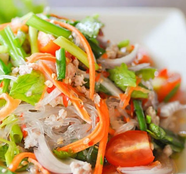 <h6 class='prettyPhoto-title'>Spicy Glass Noodles Salad with pork</h6>