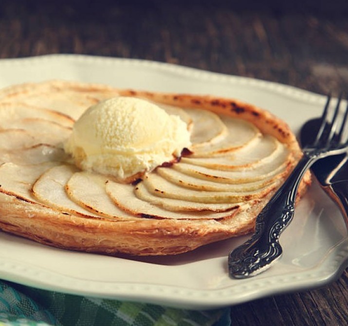 <h6 class='prettyPhoto-title'>60. Apple Pie served with vanilla ice cream</h6>