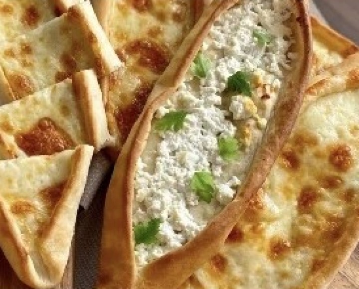 <h6 class='prettyPhoto-title'>Pide kasarli (Turkish cheese pizza)</h6>