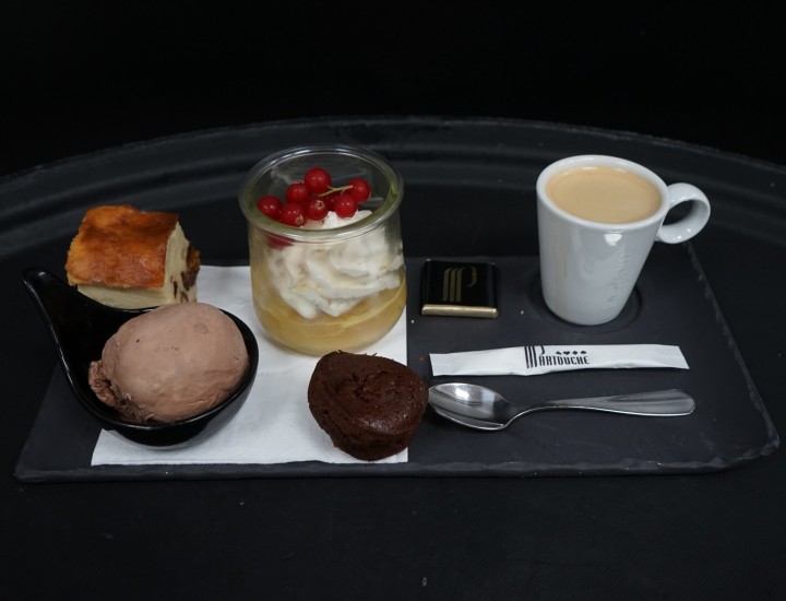 <h6 class='prettyPhoto-title'>Gourmet coffee: coffee and assortment of 4 mini desserts</h6>