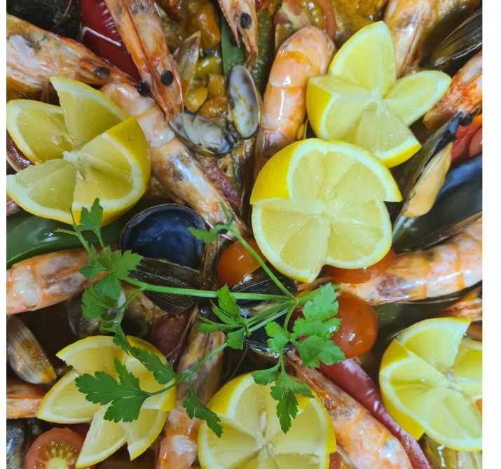 <h6 class='prettyPhoto-title'>Seafood Paella (45 minutes approx.)</h6>