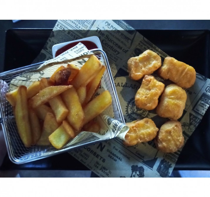 <h6 class='prettyPhoto-title'>Chicken nuggets with french fries</h6>