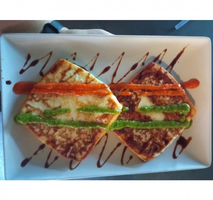 <h3 class='prettyPhoto-title'>Grilled smoked cheese with mojo</h3><br/>