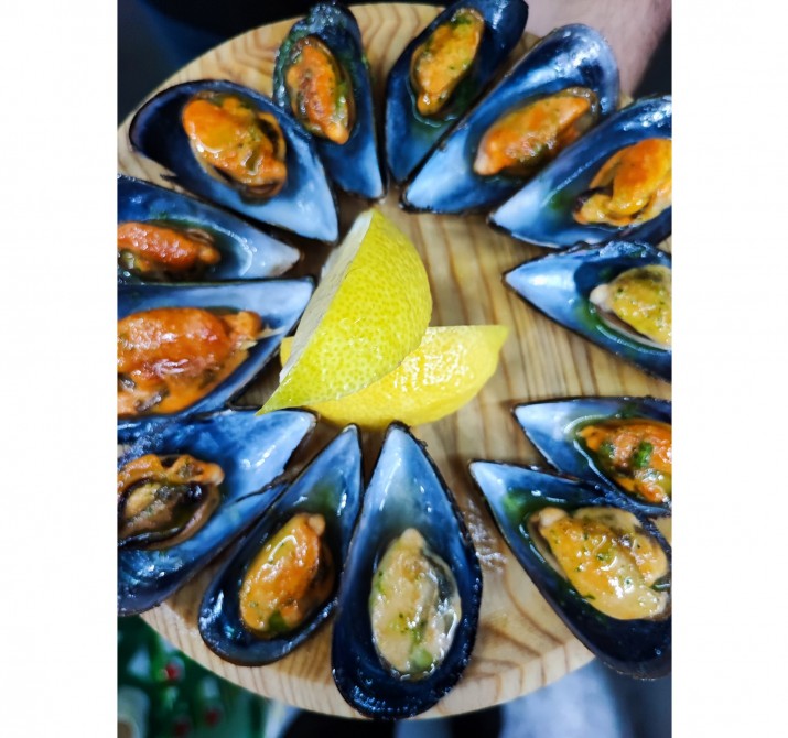 <h6 class='prettyPhoto-title'>Grilled mussels</h6>