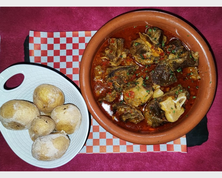 <h6 class='prettyPhoto-title'>Goat meat with wrinkled potatoes</h6>