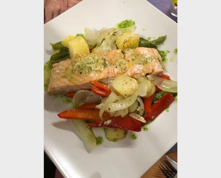 <h6 class='prettyPhoto-title'>Salmon papillote with papa gratin and vegetables</h6>