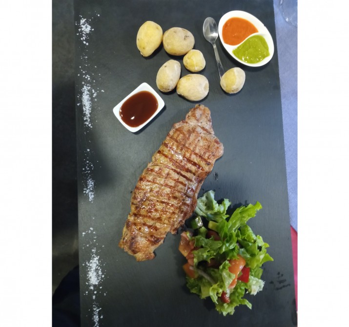 <h6 class='prettyPhoto-title'>Grilled premium entrecote with potatoes and salad</h6>