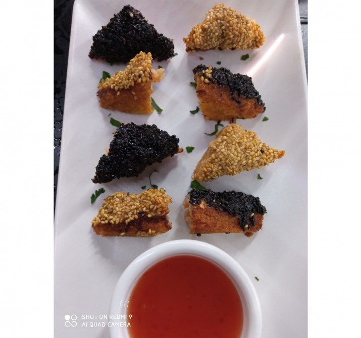 <h6 class='prettyPhoto-title'>Prawn toast with sesame and sweet and sour sauce</h6>