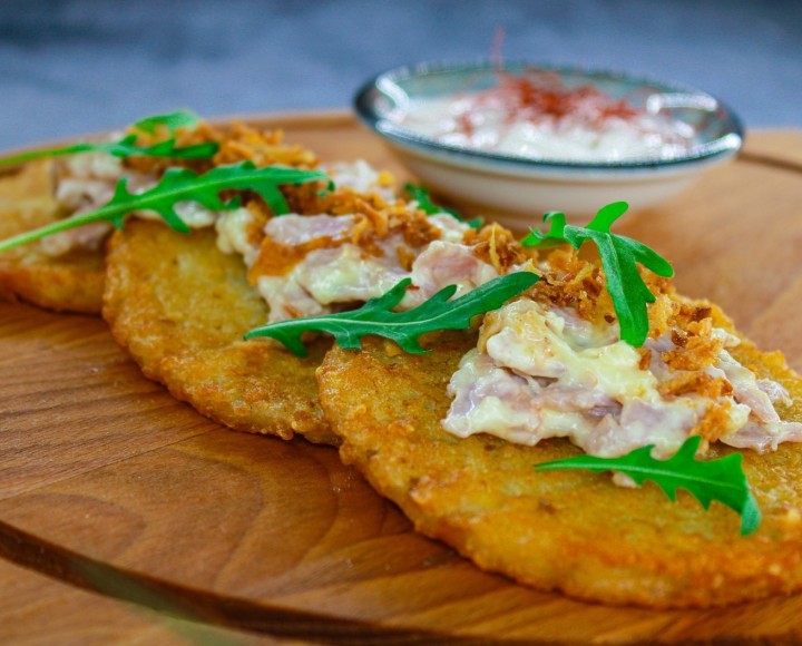 <h6 class='prettyPhoto-title'>Potato pancakes with bacon in a creamy sauce</h6>