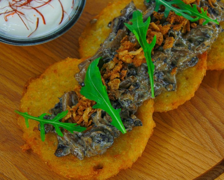 <h6 class='prettyPhoto-title'>Potato pancakes with mushrooms in a creamy sauce.</h6>