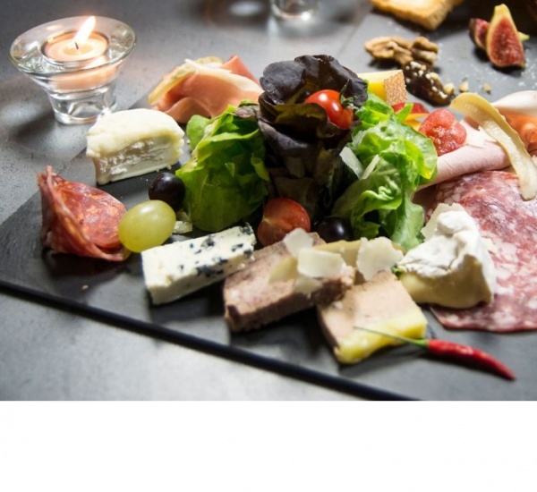 <h6 class='prettyPhoto-title'>Mixed cheese board</h6>